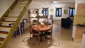 Premium bedding, memory-foam beds, in-room safe, individually decorated - Ulysses Apartments Monastiraki (Athens)