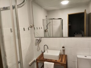 A bathroom with a shower, a sink, and a toilet. - Ulysses Apartments Monastiraki (Athens)