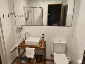 Superior Apartment, 2 Bedrooms, City View | Bathroom | Free toiletries, hair dryer, bathrobes, slippers