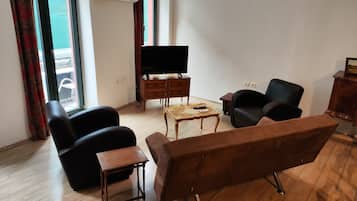 Superior apartman, 2 hálószobával, kilátással a városra | Nappalirész | Okostévé, Netflix, iPod-dokkoló és könyvek