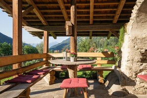 Outdoor dining - Studio Apartment "Lanthalerhof" with Mountain View, Balcony & Wi-Fi (San Martino in Passiria)
