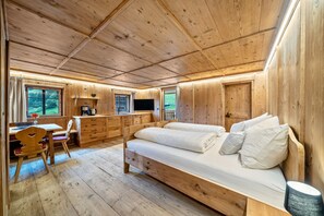 1 bedroom, free WiFi, bed sheets - Studio Apartment "Lanthalerhof" with Mountain View, Balcony & Wi-Fi (San Martino in Passiria)