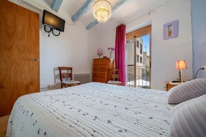 3 slaapkamers, een strijkplank/strijkijzer, wifi, beddengoed