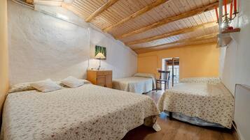 3 bedrooms, iron/ironing board, WiFi, bed sheets