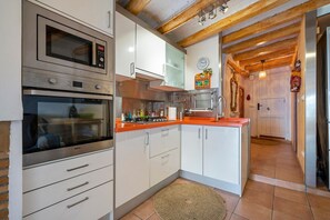 Frigorifero, microonde, forno, piano cottura