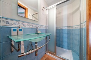 Regadera, amenidades de baño gratuitas, secadora de cabello, toallas 