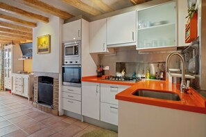 Frigorífico, microondas, horno y placa de cocina