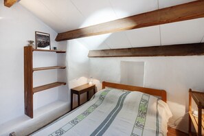 2 bedrooms, iron/ironing board - Stone house in the heart of Larzac – Nature, free-roaming horses, and guaranteed relaxation (Campestre-et-Luc)