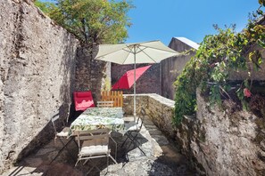 Outdoor dining - Stone house in the heart of Larzac – Nature, free-roaming horses, and guaranteed relaxation (Campestre-et-Luc)