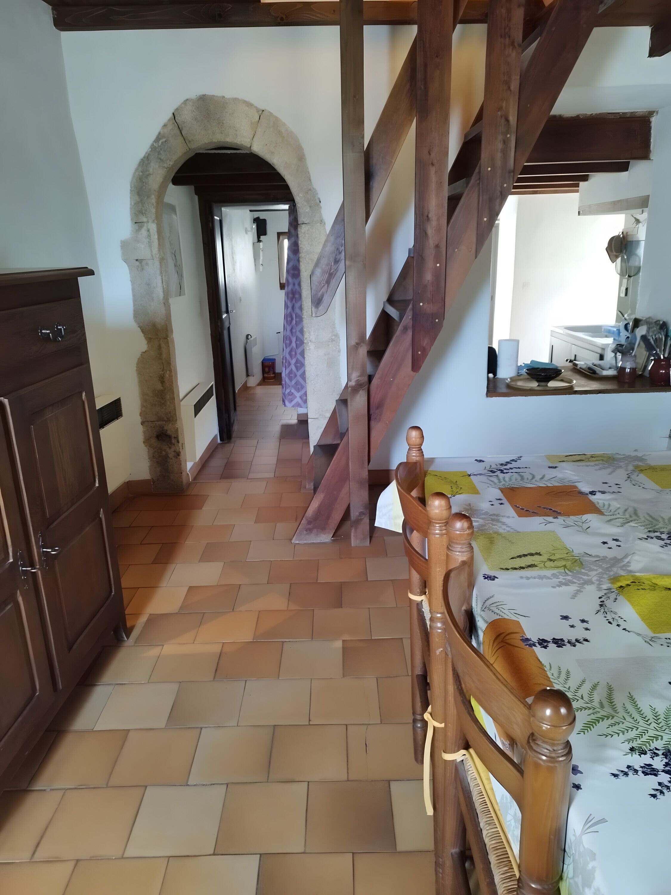 2 habitaciones y tabla de planchar con plancha 