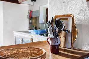 Fridge, oven, stovetop, coffee/tea maker - Stone house in the heart of Larzac – Nature, free-roaming horses, and guaranteed relaxation (Campestre-et-Luc)