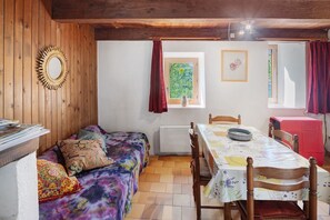 Dining - Stone house in the heart of Larzac – Nature, free-roaming horses, and guaranteed relaxation (Campestre-et-Luc)