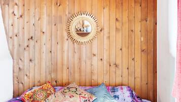 2 habitaciones y tabla de planchar con plancha