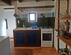 Fridge, oven, stovetop, coffee/tea maker