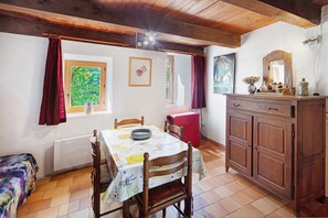 Dining - Stone house in the heart of Larzac – Nature, free-roaming horses, and guaranteed relaxation (Campestre-et-Luc)