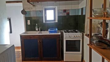 Fridge, oven, stovetop, coffee/tea maker