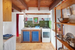Een koelkast, een oven, een kookplaat, een koffiezetapparaat/waterkoker