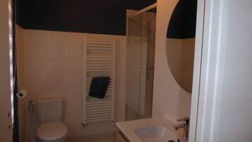 Ducha, secador de pelo, toallas