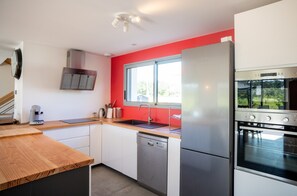 Een koelkast, een magnetron, een oven, een kookplaat