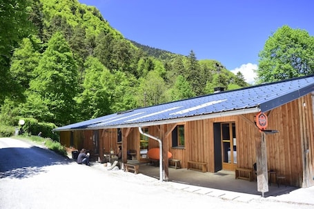 Exterior. Skioura Holiday Home, Group Accommodation