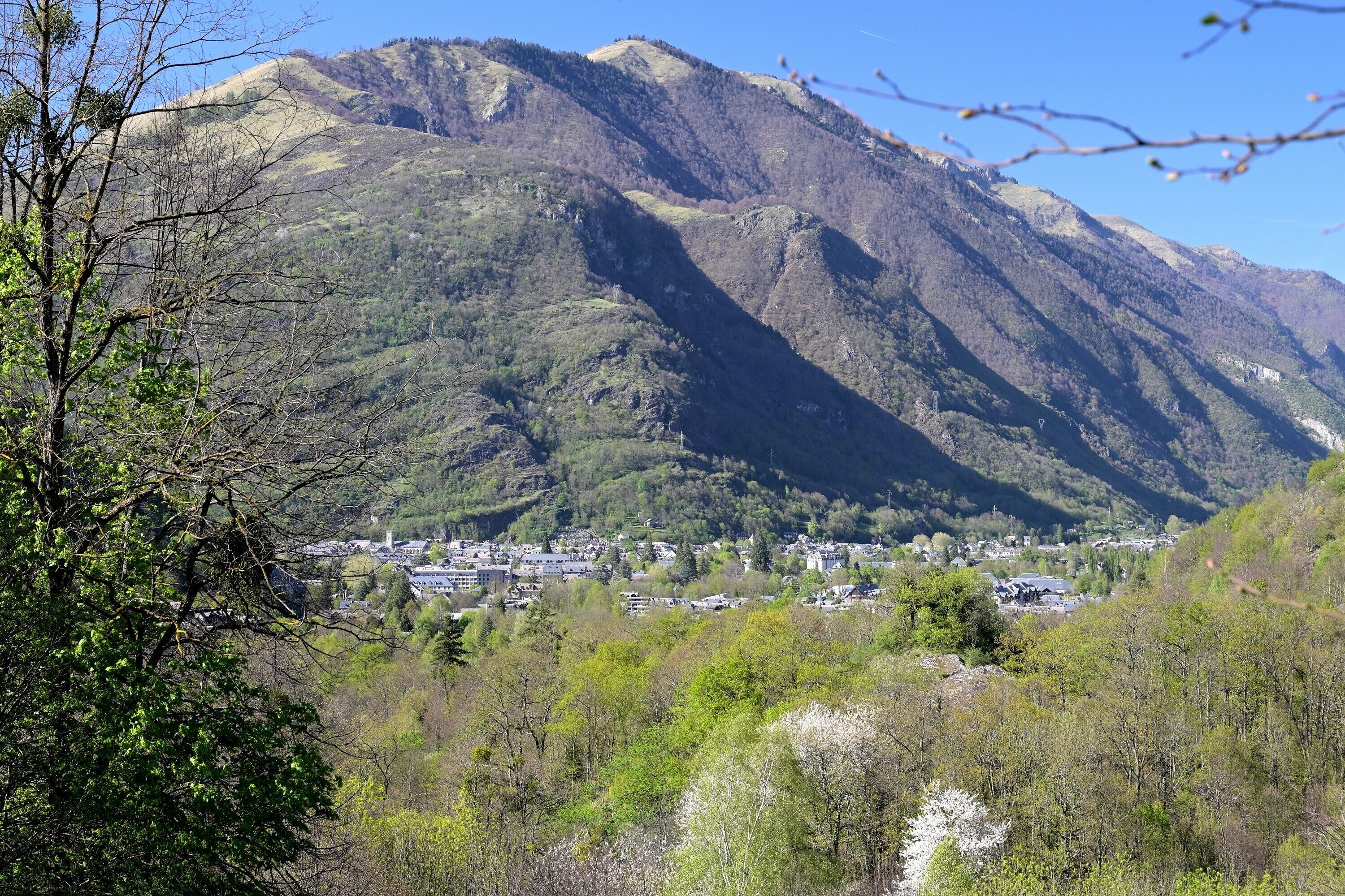 Paisagem montanhosa com uma cidade no vale.
