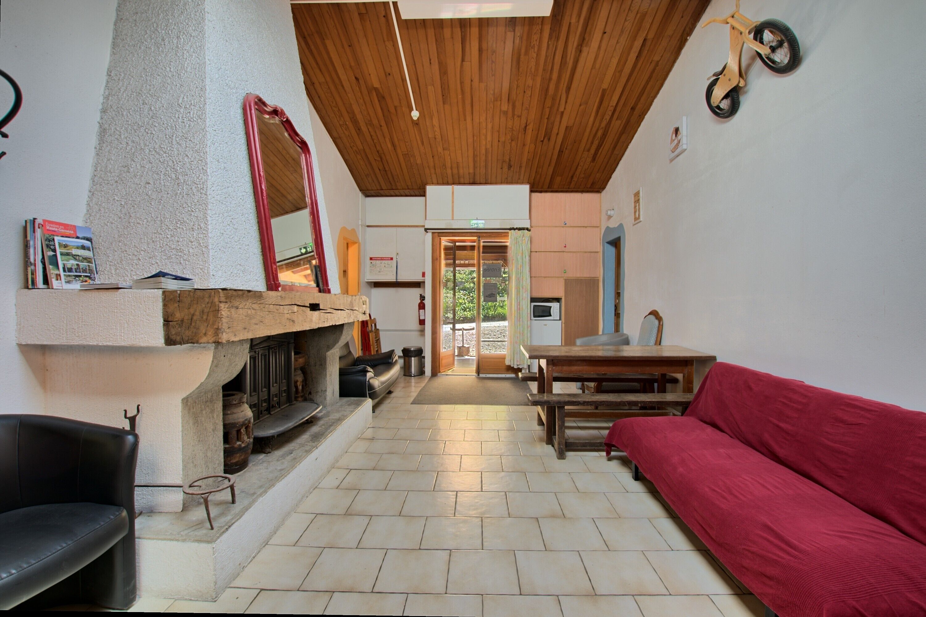 Télévision, cheminée, lecteur de DVD, table de tennis de table