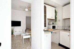 Geladeira, micro-ondas, cooktop, cafeteira/chaleira