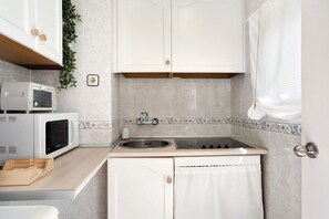 Kühlschrank, Mikrowelle, Herdplatte, Wasserkocher mit Kaffee-/Teezubehör