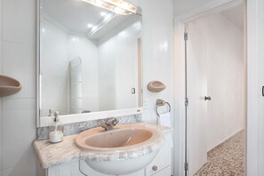 浴槽、ヘアドライヤー、タオル