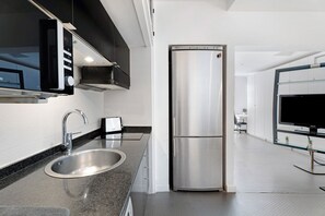 Jääkaappi, mikroaaltouuni, liesi, kahvin-/teenkeitin