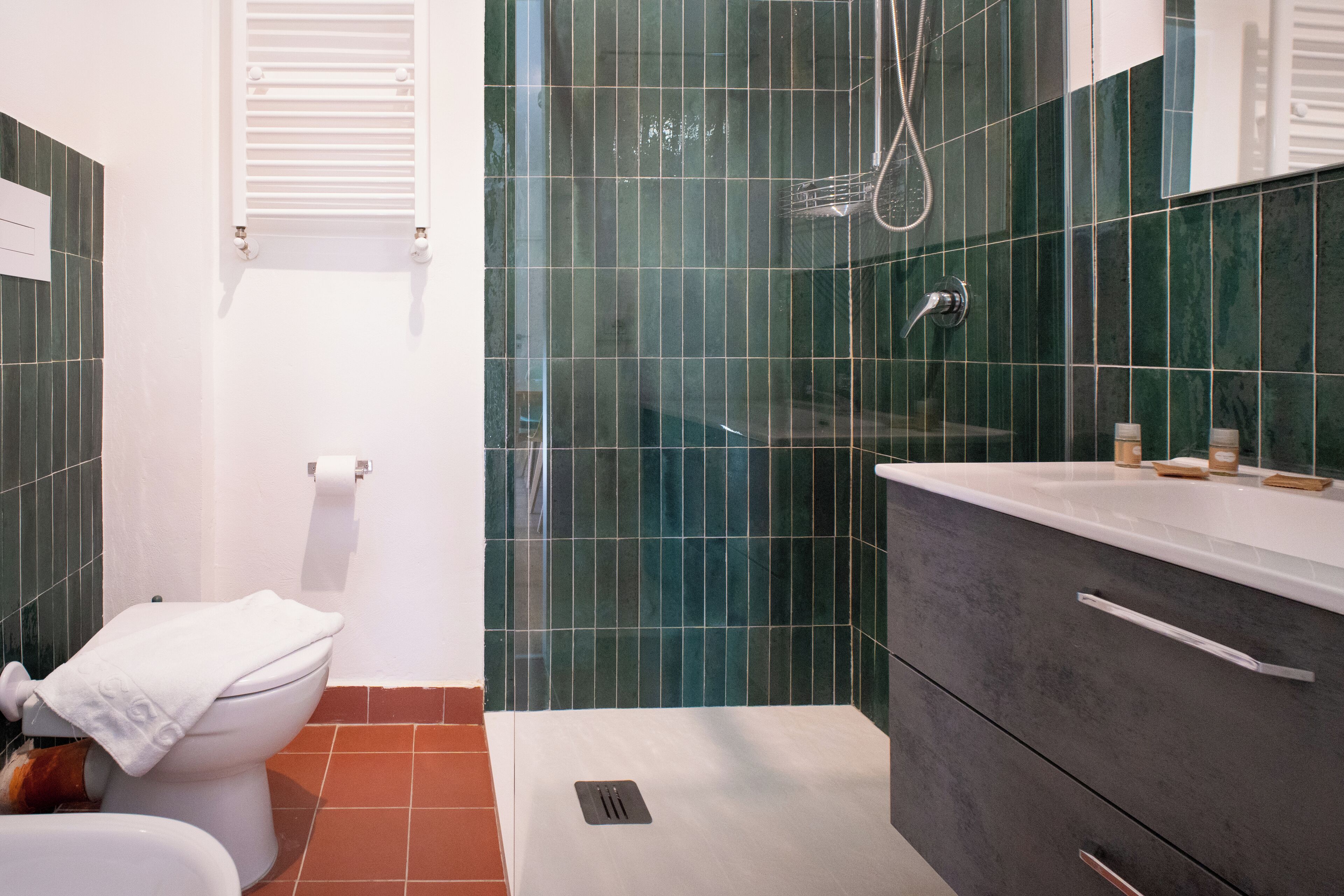 Deluxe-Apartment | Badezimmer | Dusche, Regendusche, kostenlose Toilettenartikel, Haartrockner
