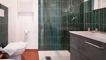 Apartamento Deluxe | Baño | Ducha y cabezal de ducha tipo lluvia