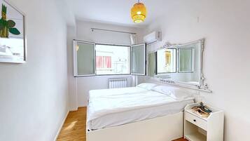 Deluxe Apartment | 1 bedroom, iron/ironing board, free WiFi, bed sheets