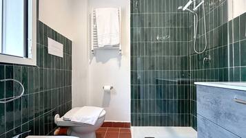 Deluxe Apartment | Bathroom | Shower, rainfall showerhead, free toiletries, hair dryer