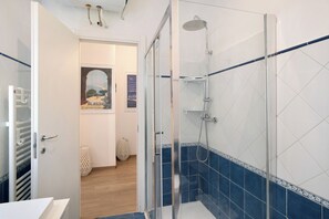 Een douche, gratis toiletartikelen, een haardroger, handdoeken