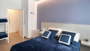 A bedroom with a bed, bedside table, and a wardrobe. - Apartment 'Casa Federica' with Balcony and Wi-Fi (Alassio)