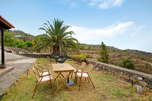 Outdoor dining - Holiday Home 'La Roquina' with Sea View, Wi-Fi and Air Conditioning (Tijarafe)