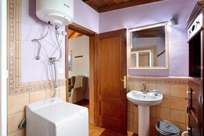 Shower, hair dryer, towels - Holiday Home 'La Roquina' with Sea View, Wi-Fi and Air Conditioning (Tijarafe)