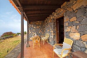 Outdoor dining - Holiday Home 'La Roquina' with Sea View, Wi-Fi and Air Conditioning (Tijarafe)