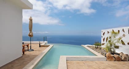 Casa de vacaciones 'Valista' con vistas al mar, piscina privada y Wi-Fi
