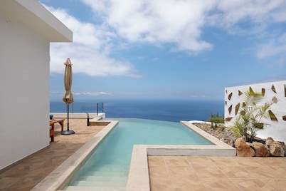 Holiday Home 'Valista' with Sea View, Private Pool and Wi-Fi