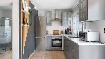 Fridge, microwave, oven, stovetop