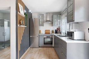 Frigorífico, microondas, horno y placa de cocina