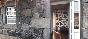 Casa de vacaciones 'Adega Maciel' con vistas al mar, terraza privada y Wi-Fi