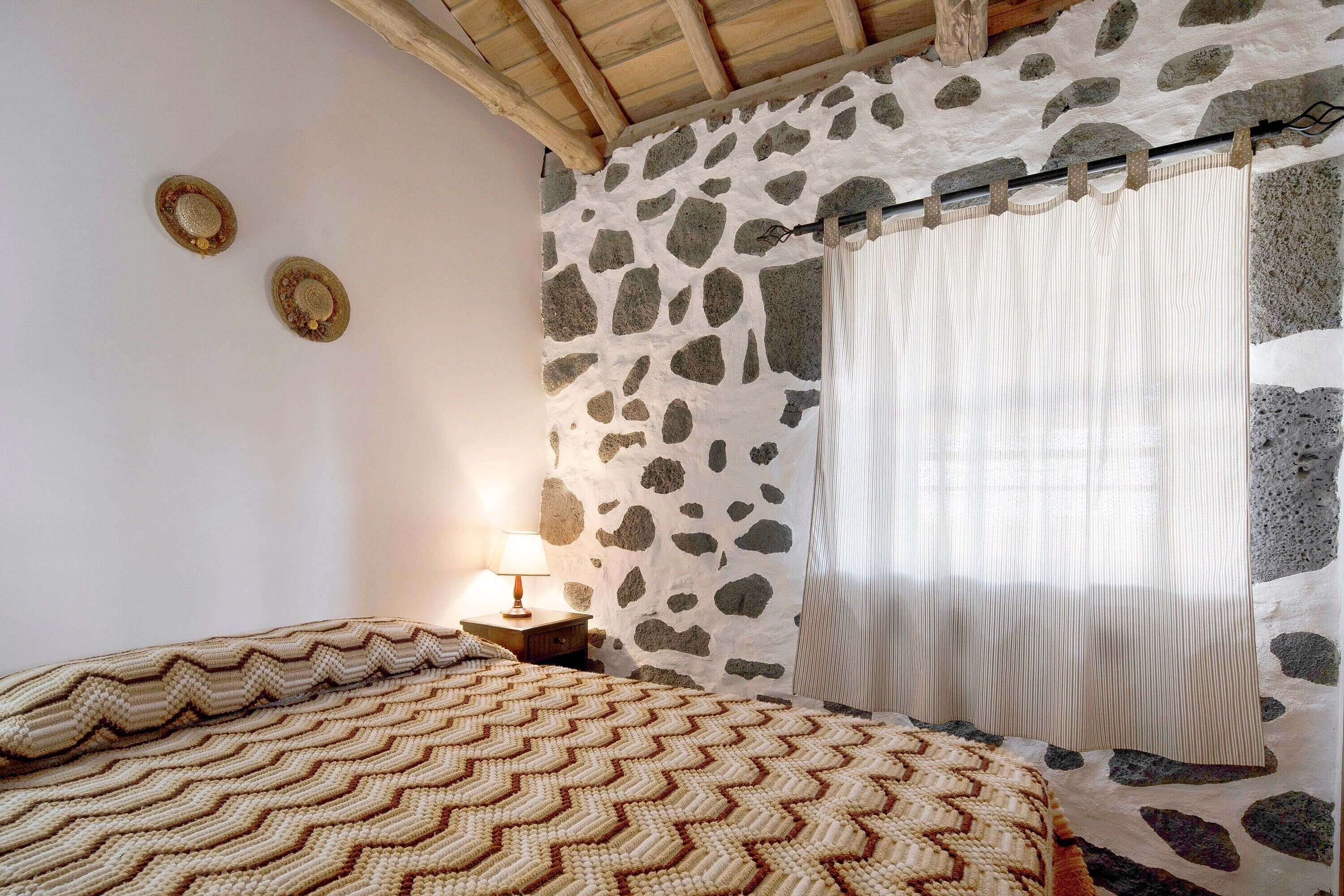 1 habitación, tabla de planchar con plancha, wifi gratis y ropa de cama 