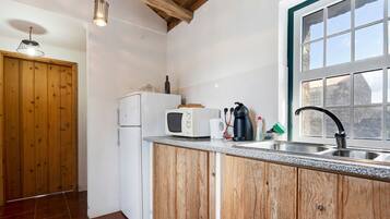 Køleskab, mikrobølgeovn, ovn, kogeplade