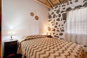 1 bedroom, iron/ironing board, free WiFi, bed sheets - Holiday Home 'Adega Maciel' with Sea View, Private Terrace and Wi-Fi (Lajido)