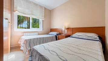 4 slaapkamers, een strijkplank/strijkijzer, gratis wifi, beddengoed