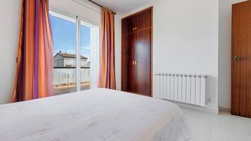 4 bedrooms, iron/ironing board, free WiFi, bed sheets