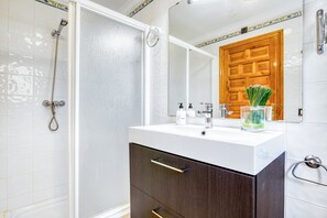 Shower, hair dryer, towels - Apartment 'La Cumbre' with Mountain View, Shared Pool and Air Conditioning (Benitachell)